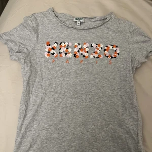Kenzo tshirt - Tshirt ifrån Kenzo. Inga defekter alls. Sitter skit snyggt på. 