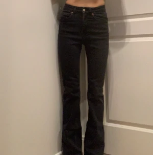 H&M bootcut jeans - Säljer dessa H&m bootcut jeans som är svarta/grå. Använda ett fåtal gånger. Jag brukar ha S och är 170cm. Jag har fler bilder😊