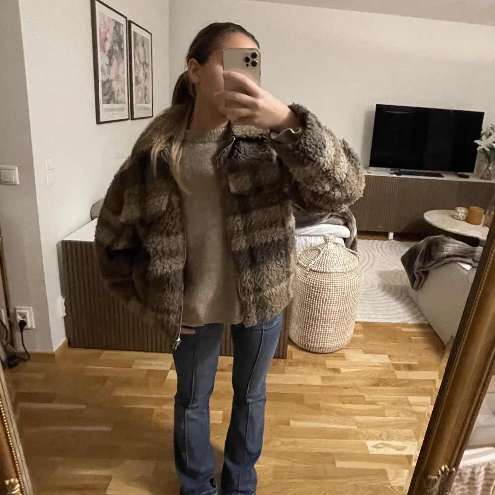 Teddy jacka från Monki, säljs inte längre, sparsamt använd, storlek XXS men sitter oversized på mig som vanligtvis har XS-S❤️. Jackor.