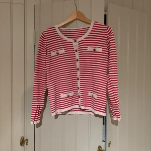 Kofta - Jättesöt röd/rosa randig kofta!!🥰