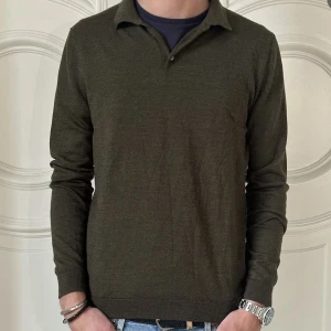 Tunnstickad tröja  - Tunn snygg stickad tröja i 100% merinoull. Modellen på bilden är 182.