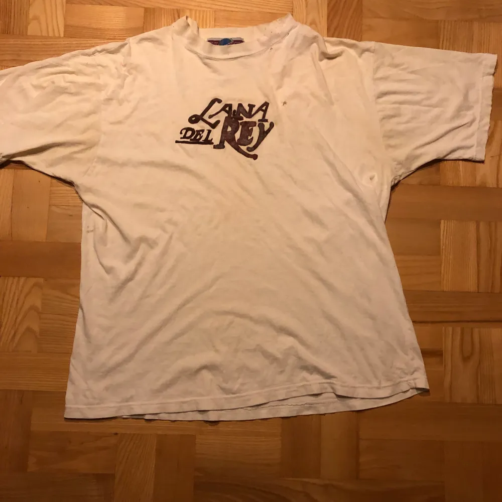 En vit t-shirts som jag har målat på med textilfärg🫶🏻”det finns små håll på tröjan som syns i annonsen”. T-shirts.