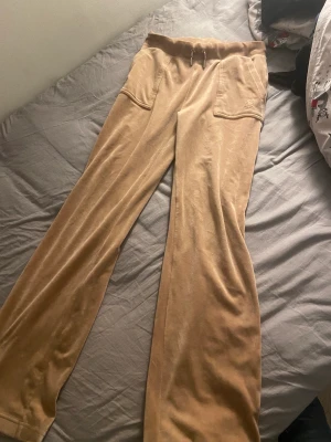 Juicy couture byxor - Juicy couture byxor, ej använda mkt. Köpta sommaren 2022. I fint skick förutom en liten sak på sista bilden. Köpta för 1100