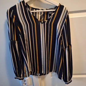 Randig blus - Randig blus, med resår i ärmarna. Strl 38/40