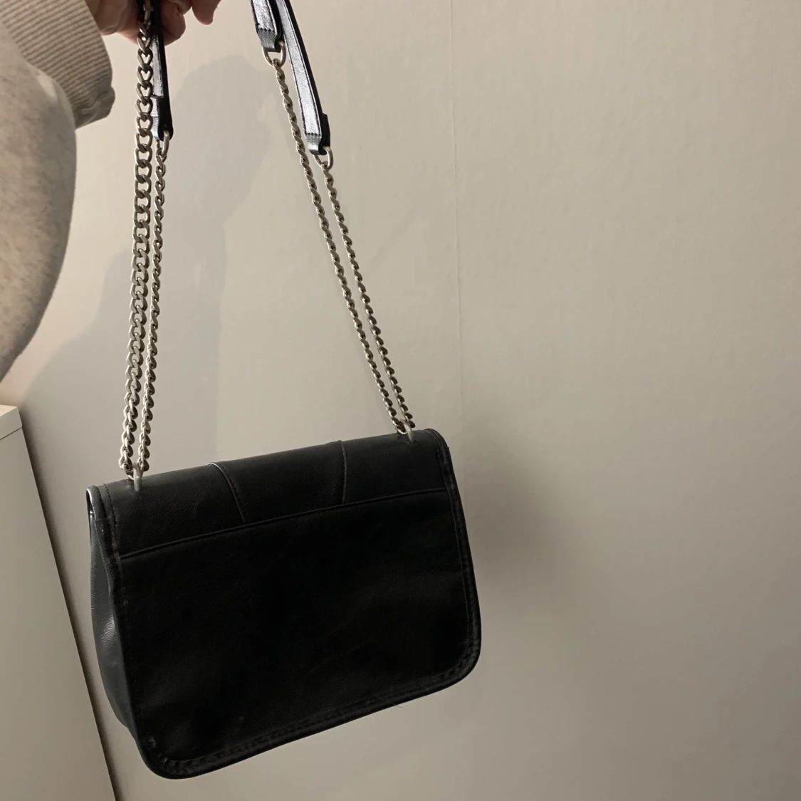 Handväska med nitar - 90