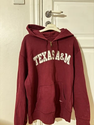 Nike zip up hoodie  - Snygg och trendig Nike zip up hoodie i en höstig vinröd färg. Passar till mycket och är i bra skick 