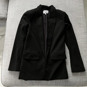 Kavaj - Perfekt kavaj från NA-KD. Skönaste kavajen jag äger! Inga defekter. Sitter så bra. Säljer så billigt för vill bli av med