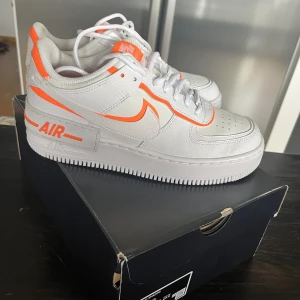 Nike AF1 Shadow orange/vit - Endast använda 1-2 gånger, annars har dem legat i lådan med papper i för att inte creasa.  Dessa förtjänar nu att komma till någon som kan ge dem kärleken dem förtjänar!  Originalkartong ingår