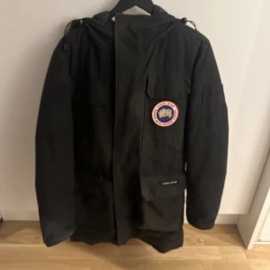 Canada goose jacka -  canada goose jacka. Relativt stor i storlek Säljer för jag inte använder den längre. Nypris ligger på 15 tusen typ. Man kan tänka mig gå ner lite. Buda görna