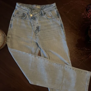 Ljusa jeans - Ljusa jeans med se knäppning