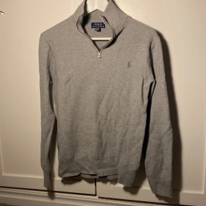 Polo ralph lauren - half zip - Snygg ljusgrå half zip från polo Ralph lauren teens. Stl 18-20 år/XL. Liten i stl och skulle säga att den passar en S i vuxenstl. Väldigt fint skick!