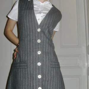 Vintage klänning stl 36 - Jättefin vintage 60-tals ullklänning med kritstreck, bra skick. Priset kan diskuteras. Köparen står för frakten, kan annars mötas upp på södermalm i Stockholm 