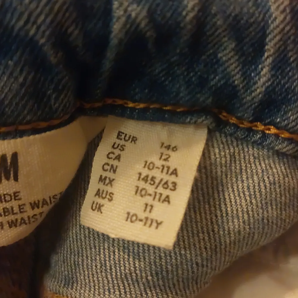 Wida jeans från H&M bra skick. Mörkblå. Finns knappar vid midjan där man kan späna åt.. Jeans & Byxor.