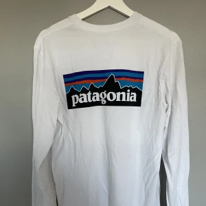 Patagonia tee - Långärmad T-shirt från patagonia. Stor i storleken