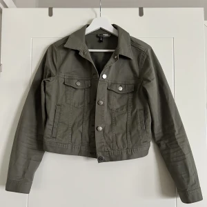 Fin vår/sommarjacka🌞 - En croppad jeansimitations jacka i olivgrön från H&M💕Skriv för fler bilder eller vid minst fundering!!☺️