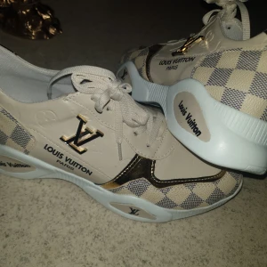 Lv skor nya 40 - Nya lv skor 40 .  Som de ska i storlek . Välidgt fina bra kvalite 