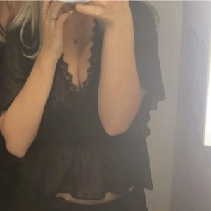 Zara topp - Säljer denna zara topp då den var förliten när ja fick hem den. Bilden är lånad av tjejen ja köpte den av på plick 💗 storlek S