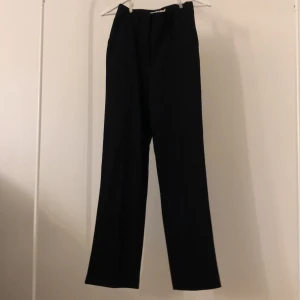 Kostymbyxor från NA-KD - Kostymbyxor med slits. Aldrig använda