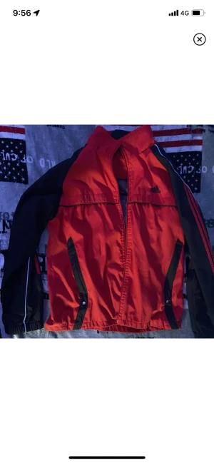 afidas trackjacket - En vintage adidas trackjacket (dragkedjan av) men fortfarande jättenajs o lätt att stylea!