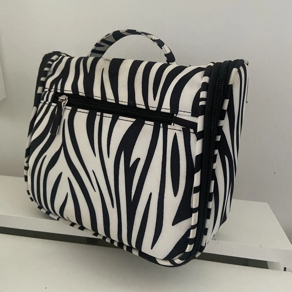Jag säljer en jättefin och smidig necessär med zebra mönster som man kan hänga. Den är gammal men fortfarande väldigt bra skick✨köparen står för frakten!. Väskor.