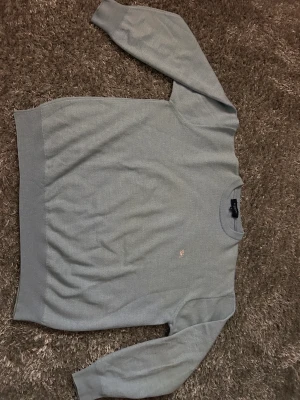 burberry sweetshirt - riktigt stillig burberry sweatshirt i en fantastisk ljudblå färg. 10/10 skick säljs för billigt för inget og följer med😃👍 nypris 5000. storlek 8 som motsvarar s/m