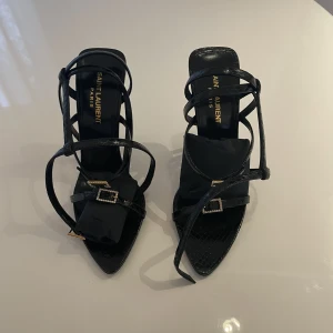 Saint Laurent heels - Unika klackar från saint Laurent, aldrig använda. Köpta i Zürich, Scweitz, så eleganta. Kommer med extra klackar(så man kan byta) storlek 39, passar 38-39. Allt kommer med, påse, dustbags, extra klackar.. mm. Nypris, ca. 15.000:-