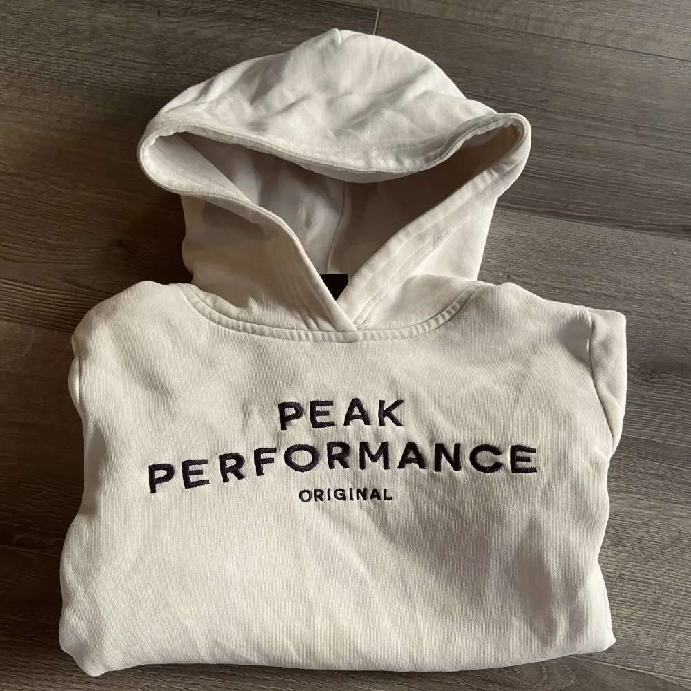 Vit peak performance hoodie. Väldigt fint skick🤍. Hoodies.