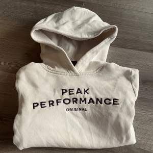 Vit peak performance hoodie. Väldigt fint skick🤍