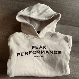 Hoodie  - Vit peak performance hoodie. Väldigt fint skick🤍
