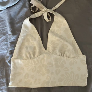 Topp - Trevlig topp som passar perfekt till sommaren. Man kan vända ut och in på toppen och använda båda sidorna. Toppen är i fint skick men kommer ej till användning längre ☀️💗 (Kunden betalar frakten)