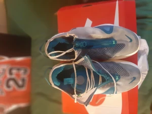 Nike Paul George 4  - Skick 8/10  *Storleken på denna modell är mindre än beskrivet. Rekomenderas för folk som har 44.5 eller 45  Ingen orginal box men man får en sko box med. Öppen till alla frågor och pris diskussioner. 