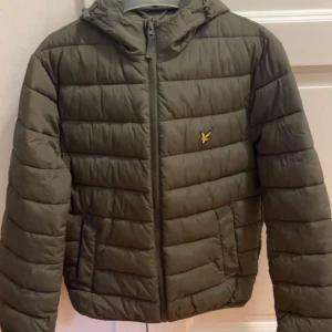Lyle & scott jacka säljes - Säljer nu min vinterjacka då jag växt ur den!  Otroligt fint skick och inte ett ända fel på den.