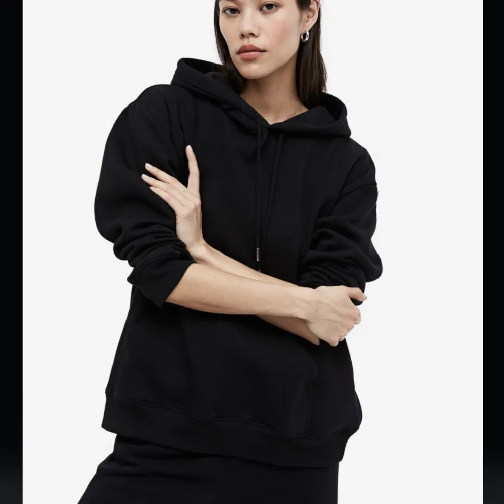 Svart hoodie från H&M. Säljer då jag inte längre använder den. Skriv för fler bilder.. Hoodies.