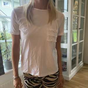 T-shirt - Söt vid t-shirt med ficka över bröstet!!🙌😍