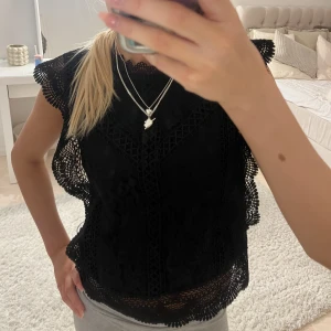 Spets topp  - Säljer denna jätte fin toppen från only då den inte används och rensar min garderob❤️ inga defekter på och i fint skick. Original pris är 449kr  