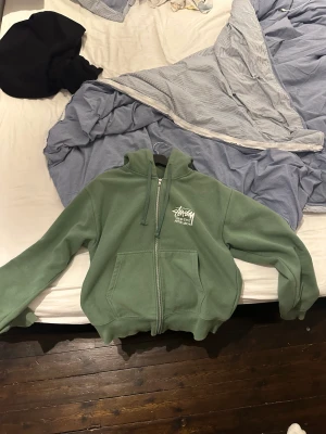 Stussy Zip hoodie - Grön stussy knappt använd. 