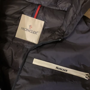 Moncler vest - Säljer denna Moncler väst i sjukt snygg+annorlunda design, som enligt mig är snyggare än de som trendar nu! Det är en dunvest så lite varmare än en vanlig. Skulle säga västen passar XS. Dustbagen ingår även vid köp! 
