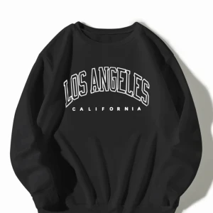 Tröja - Skön oversized hoodie som är svart med blå text. Kunde inte hitta bilden på hur den ser ut på hemsidan men hittade dem i en annan färg.frakt ingår inte