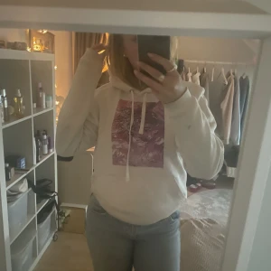 The Cool Elephant hoddie -  The Cool Elephant hoddie med det rosa trycket. Fick den för något år sedan och den är väl använd men det enda synliga felat är den svarta pricken som är vid armen (det syns på bilden) Vaddarna nere runt armleden är ”smuts vit” men går att vittvätta.