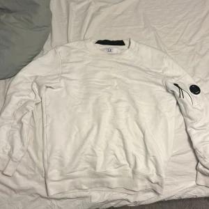 Cp company sweatshirt - Köpt i somras, skick 8/10. Nypris 2299kr. Äkta. Hör av för mer info. Pris diskutert bart.
