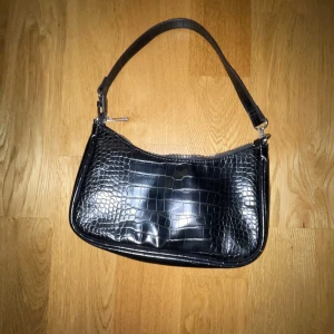 BikBok väska med  - Säljer min snygga väska från bikbok🙏 Den är använd ganska mycket men är i super skick🫶 Pris kan diskuteras, kom privat för fler frågor😍