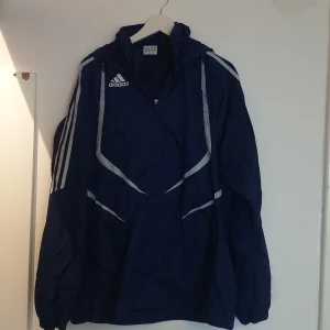 Vintage adidas vindjacka - Härlig luftig jacka i oversize modell (på mig dvs). 