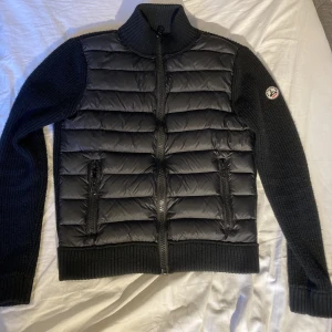 Jott cardigan  - 9/10 skick. Tillräckligt varm för vintern beroende på vart du bor, annars riktigt skön när våren närmar sig. Nypris 3299. 