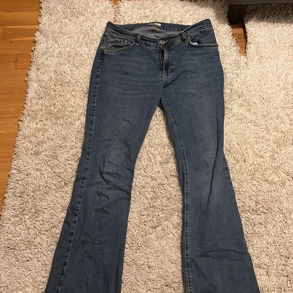 Trendiga Low-waist bootcut jeans! Nypris 600, sitter jätte skönt. Säljer pga ingen användning ❤️. Jeans & Byxor.