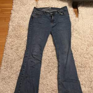Trendiga Low-waist bootcut jeans! Nypris 600, sitter jätte skönt. Säljer pga ingen användning ❤️