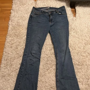 Bootcut jeans! - Trendiga Low-waist bootcut jeans! Nypris 600, sitter jätte skönt. Säljer pga ingen användning ❤️