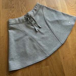 Grå kjol från Dobber, storlek x-small. - Fin kjol i fint skick som är hel och ren. Är köpt på MQ och märket är dobber. Kjolen är cirka 38 cm lång. 