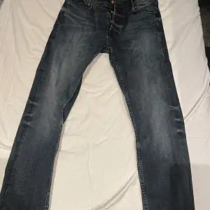 Mycket fina jeans från Jack and Jones i mycket bra skick! Se storlek och modell på bild! 