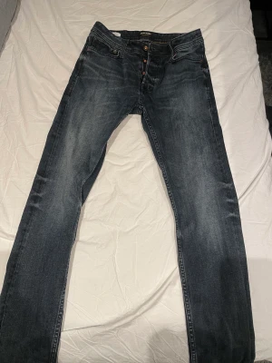 Jeans från Jack & Jones - Mycket fina jeans från Jack and Jones i mycket bra skick! Se storlek och modell på bild! 