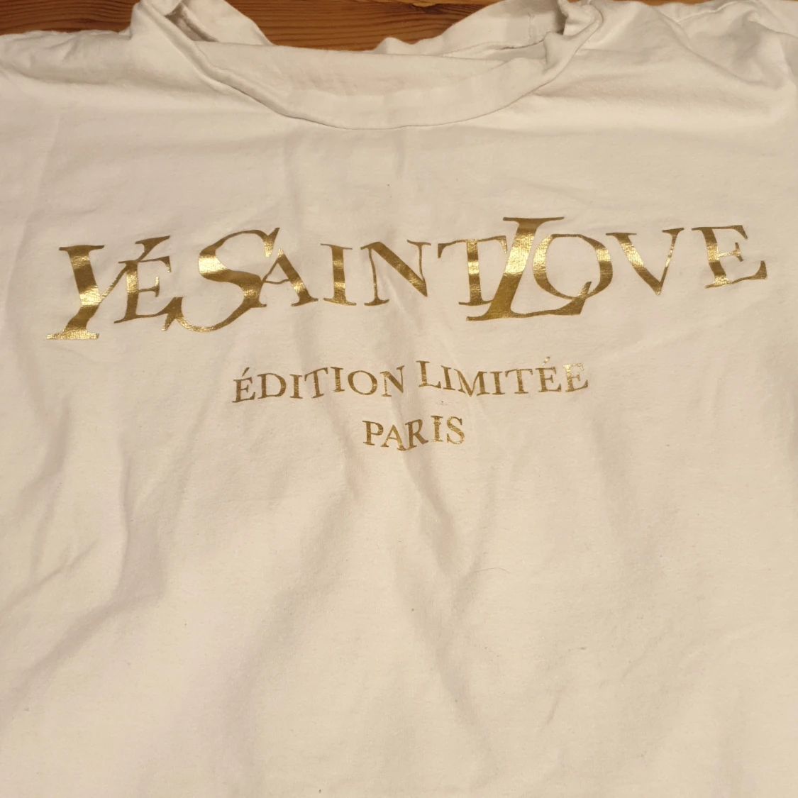 En vit t-shirt med guld text - 90